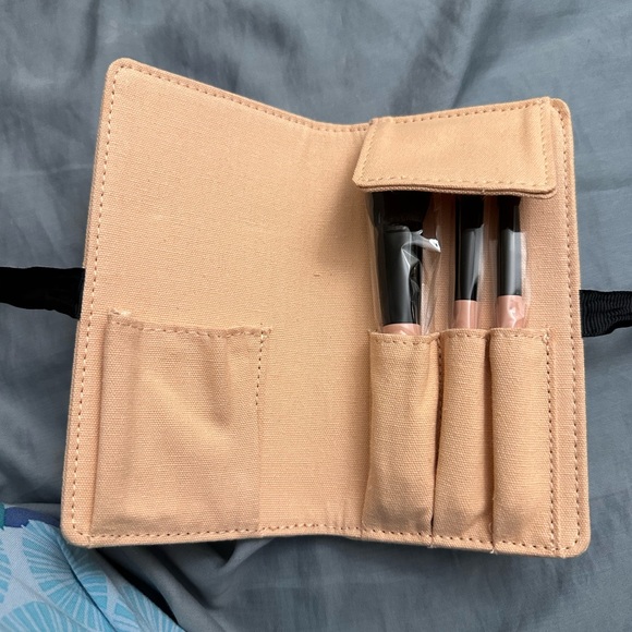 🎉 host pick 🎉New Gucci mini travel brush set - Picture 3 of 4